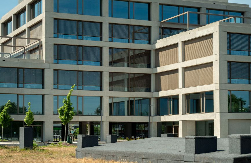 Van energiebesparing tot werkcomfort: de voordelen van goede zonwering op kantoor