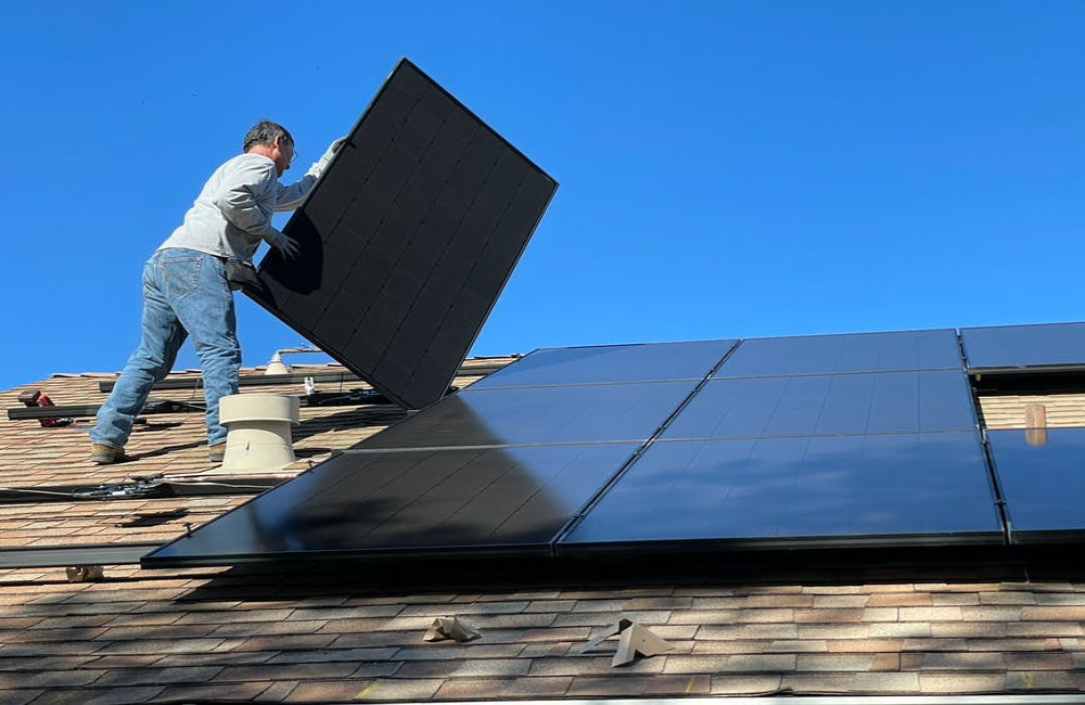 Waarom zonnepanelen ook voor bedrijven een interessante investering is