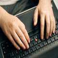 Zoals vermeld of zoals vermeldt: dit is de juiste spelling